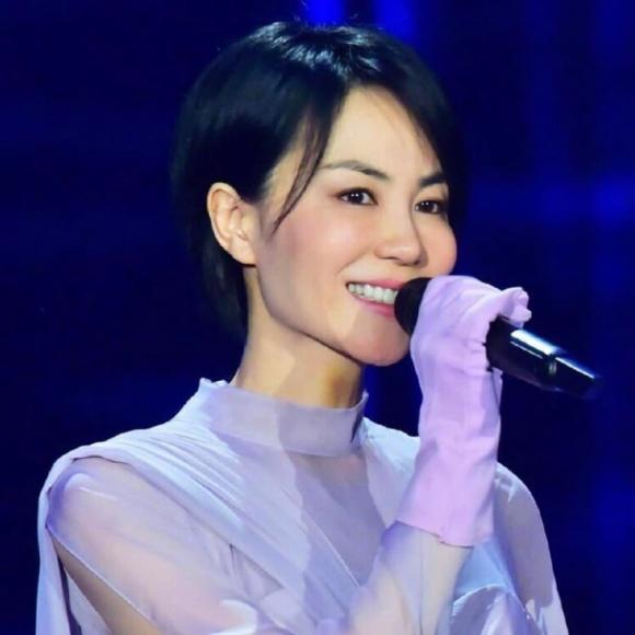 Sau đổ vỡ vẫn h&agrave;nh động được như nữ Diva n&agrave;y, đ&uacute;ng l&agrave; trần gian hiếm c&oacute;: C&aacute;ch c&ocirc; dạy con cũng kh&aacute;c biệt!- Ảnh 1.