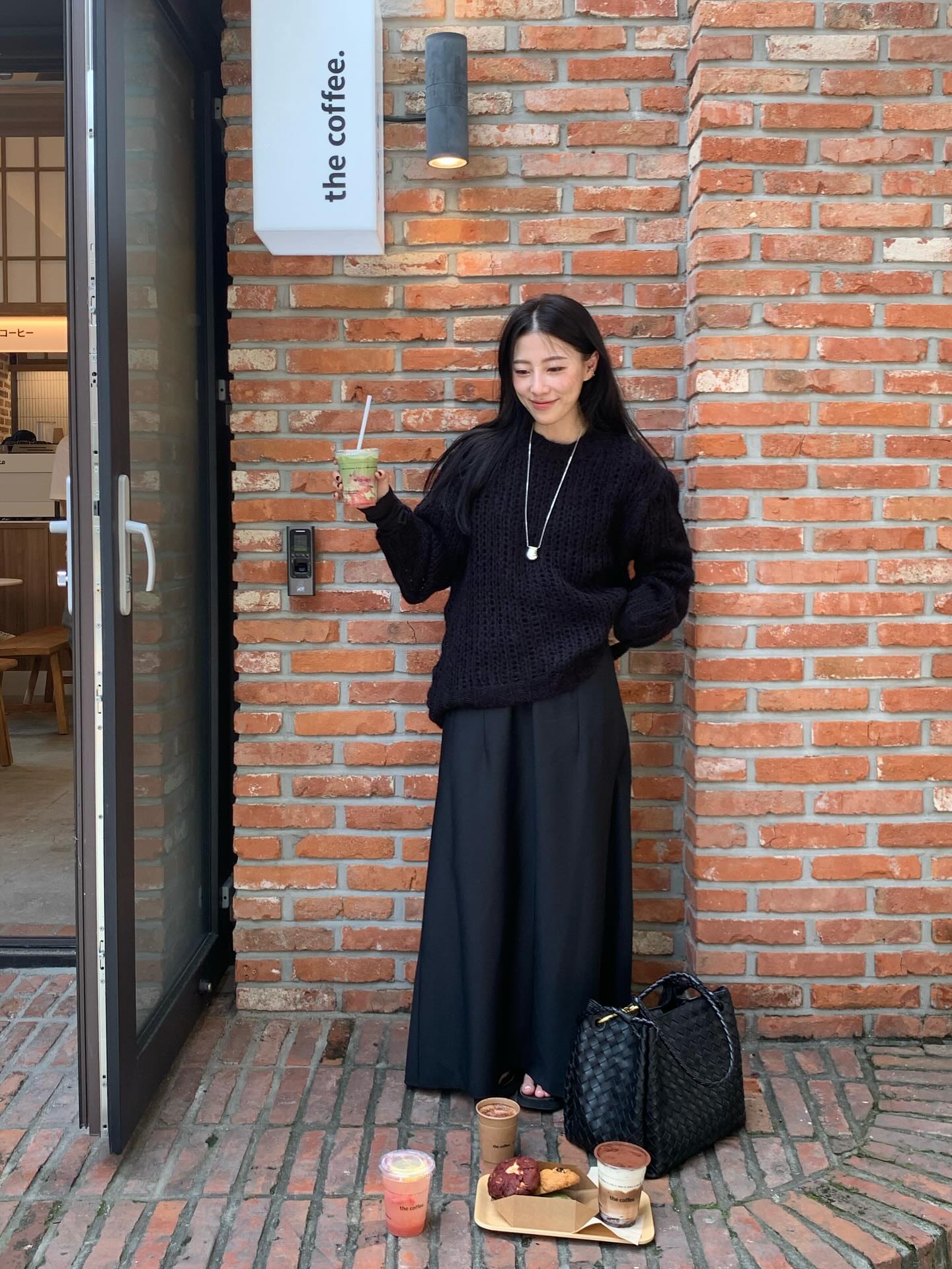 Cả tuần mặc đồ đen - trắng vẫn đẹp miễn ch&ecirc; với 5 c&ocirc;ng thức- Ảnh 7.