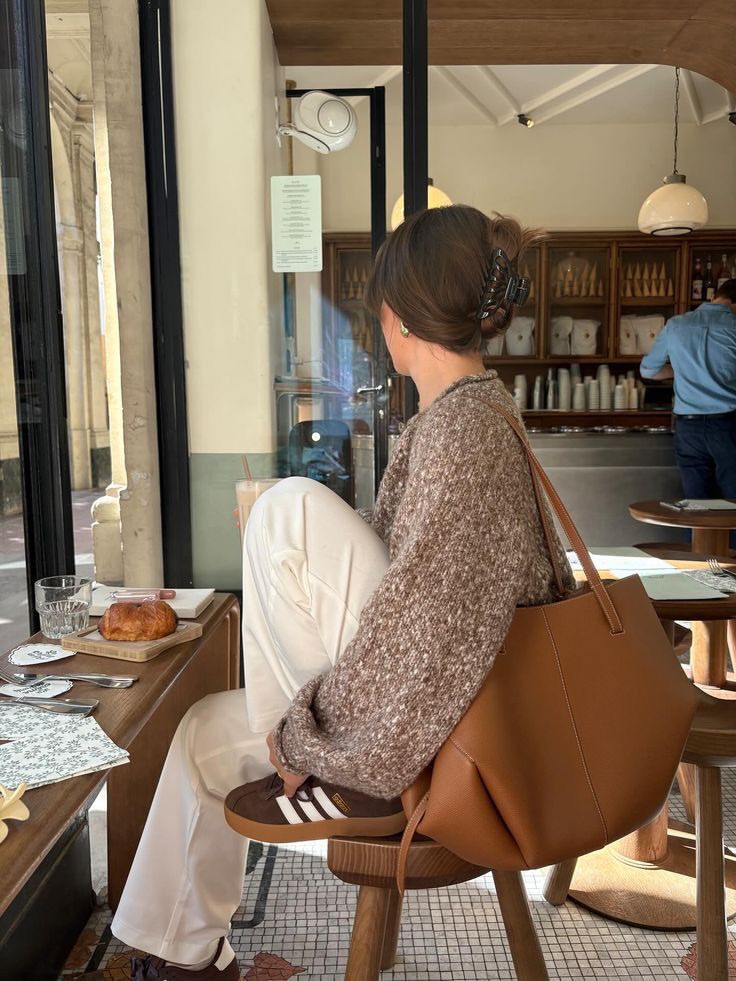 Pol&egrave;ne sắp tăng gi&aacute;, d&acirc;n t&igrave;nh xếp h&agrave;ng d&agrave;i tranh thủ mua gom- Ảnh 1.