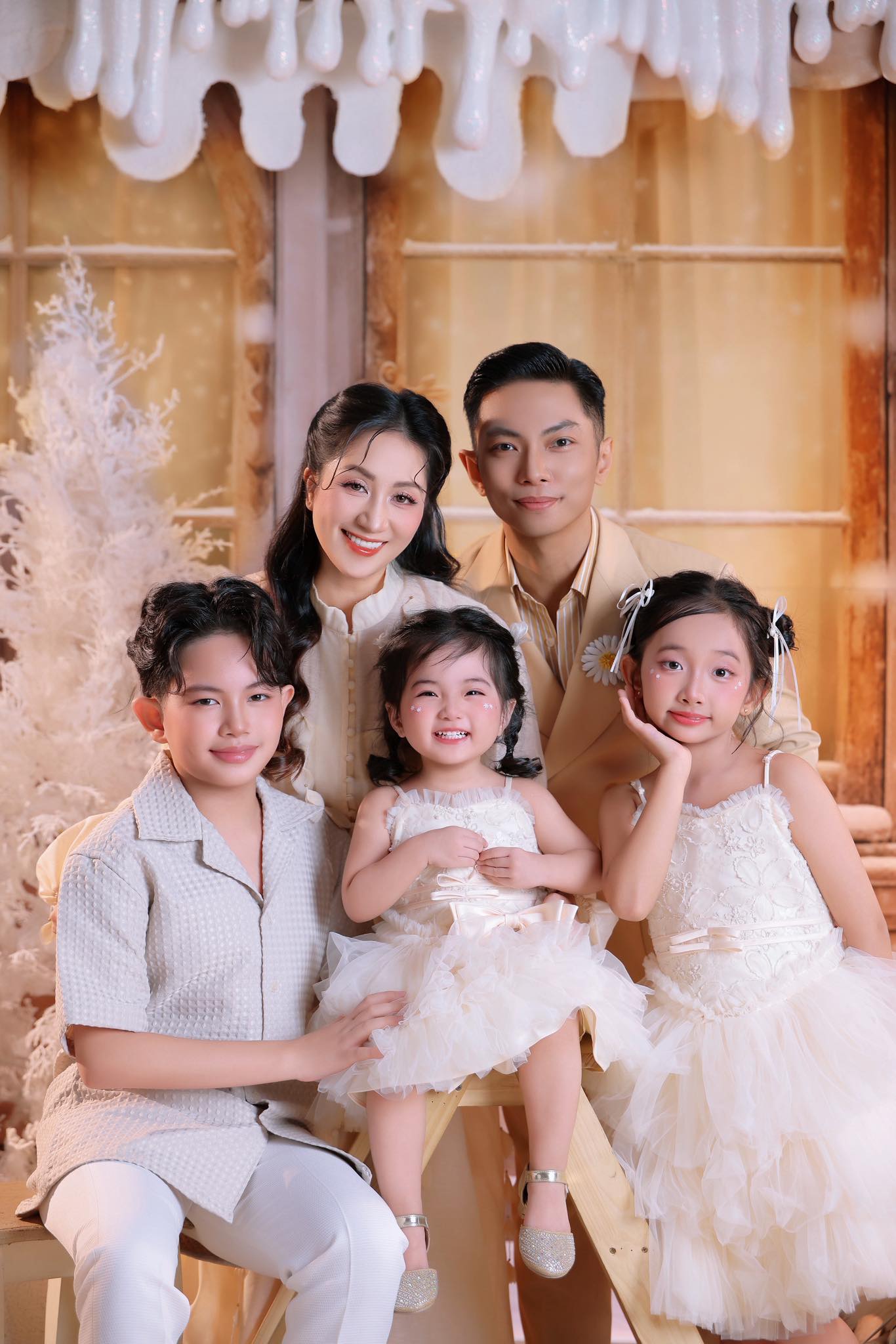 H&ocirc;n nh&acirc;n của cặp c&ocirc; tr&ograve; nghệ sĩ: Vợ l&agrave; viện trưởng hơn chồng 11 tuổi, chia tay nhiều lần vẫn quay lại- Ảnh 2.