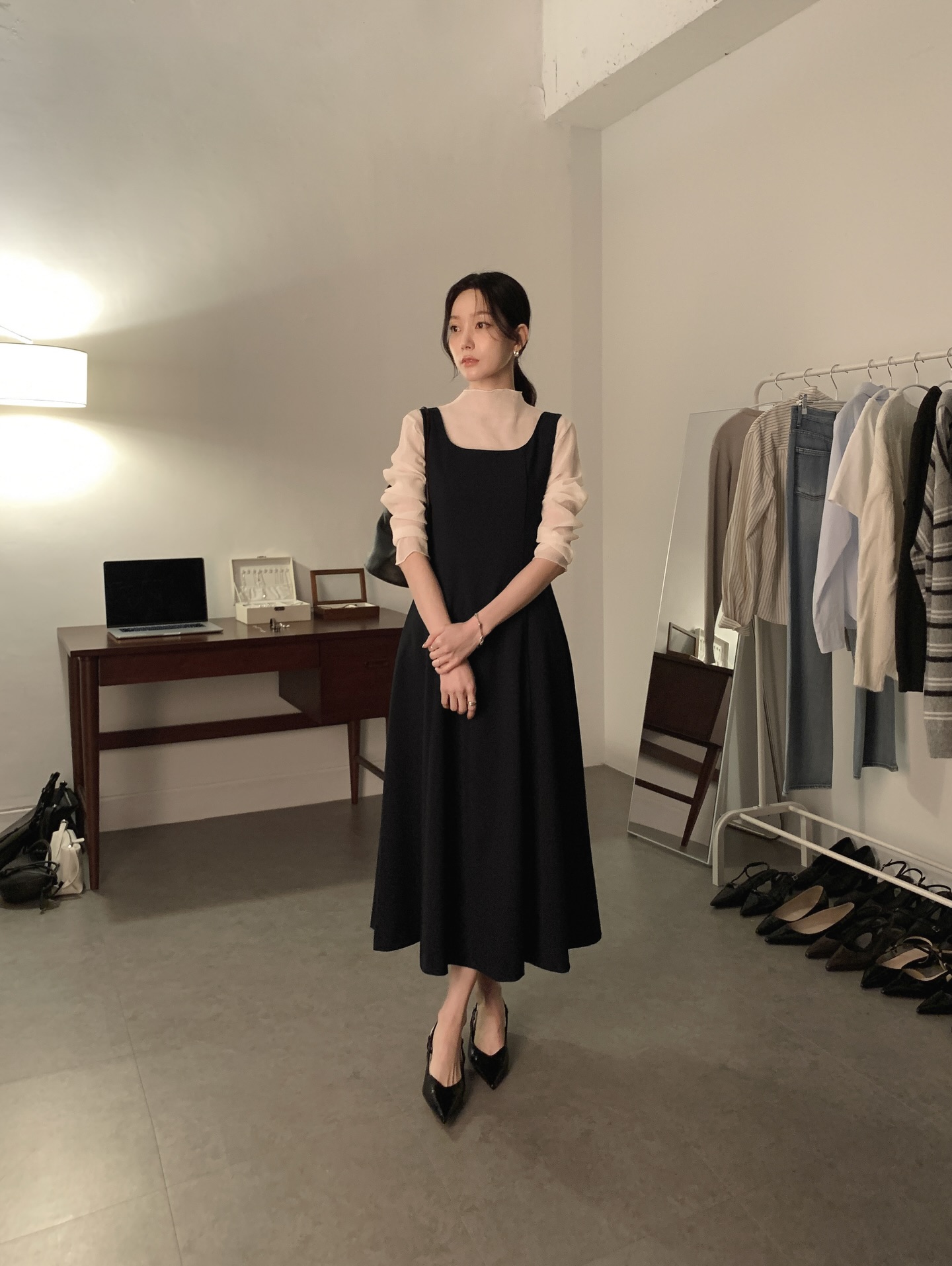 Cả tuần mặc đồ đen - trắng vẫn đẹp miễn ch&ecirc; với 5 c&ocirc;ng thức- Ảnh 12.