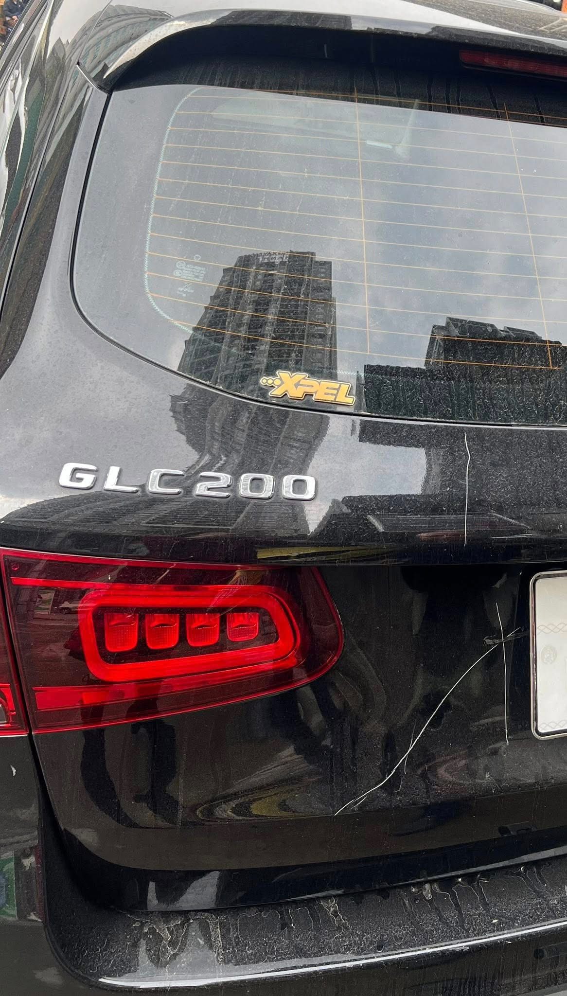 Vụ Mercedes đỗ ở vỉa hè Hà Nội bị cào xước: Hé lộ bất ngờ về chi phí sửa chữa- Ảnh 1. Vụ Mercedes đỗ ở vỉa hè Hà Nội bị cào xước: Hé lộ bất ngờ về chi phí sửa chữa- Ảnh 1.