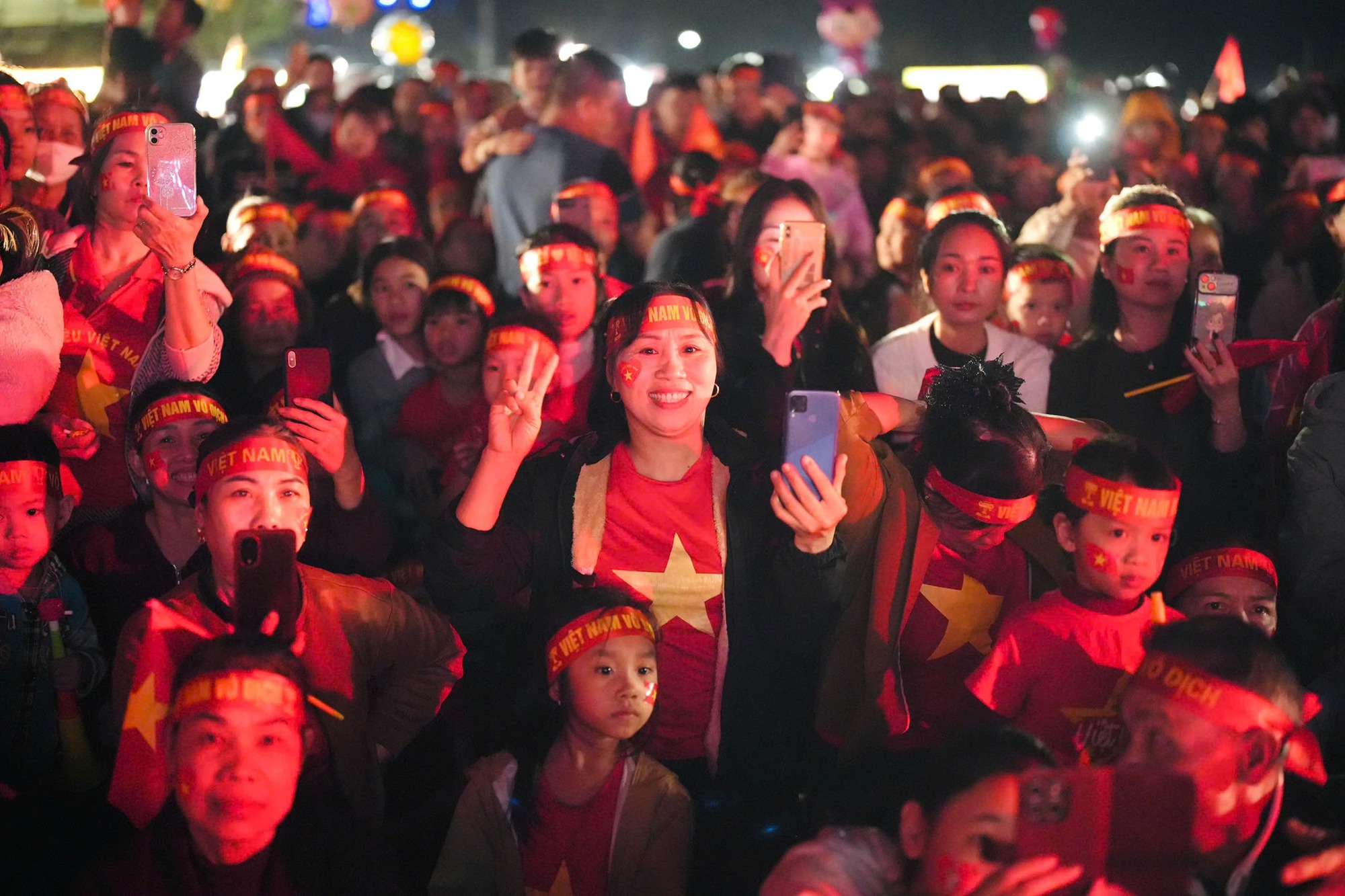 Ấm lòng: Bà con quê Đình Bắc không quay lưng, còn thuê màn LED “khủng” cổ vũ U23 Việt Nam tranh hạng 3 châu Á- Ảnh 6. Ấm lòng: Bà con quê Đình Bắc không quay lưng, còn thuê màn LED “khủng” cổ vũ U23 Việt Nam tranh hạng 3 châu Á- Ảnh 6.