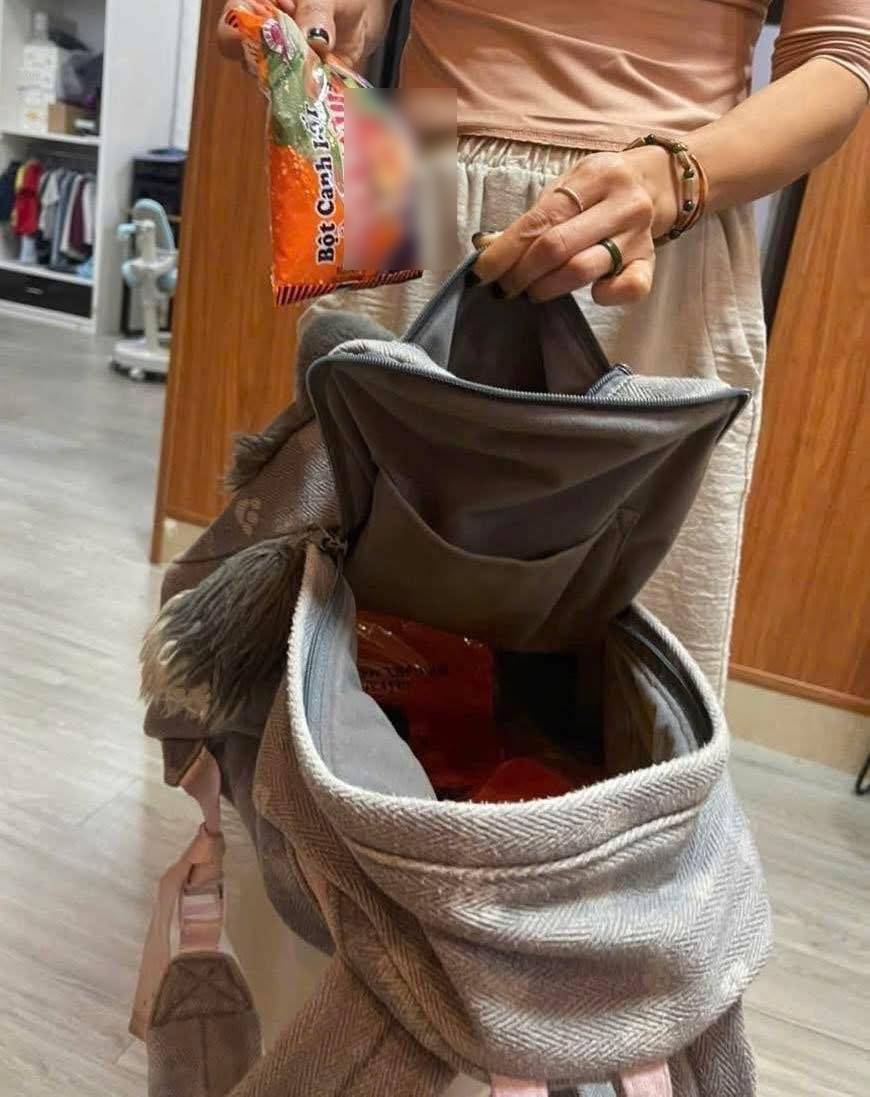 Thấy cặp s&aacute;ch con nặng trĩu, mẹ mở ra xem th&igrave; đứng h&igrave;nh trước m&oacute;n đồ giấu b&ecirc;n trong: Bảo sao bị hiểu lầm "con nh&agrave; ngh&egrave;o"!- Ảnh 1.