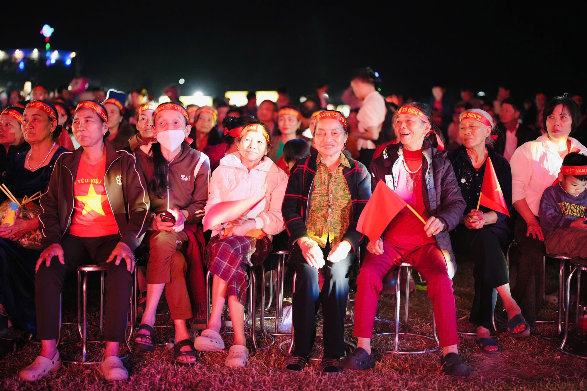 Ấm lòng: Bà con quê Đình Bắc không quay lưng, còn thuê màn LED “khủng” cổ vũ U23 Việt Nam tranh hạng 3 châu Á- Ảnh 7. Ấm lòng: Bà con quê Đình Bắc không quay lưng, còn thuê màn LED “khủng” cổ vũ U23 Việt Nam tranh hạng 3 châu Á- Ảnh 7.