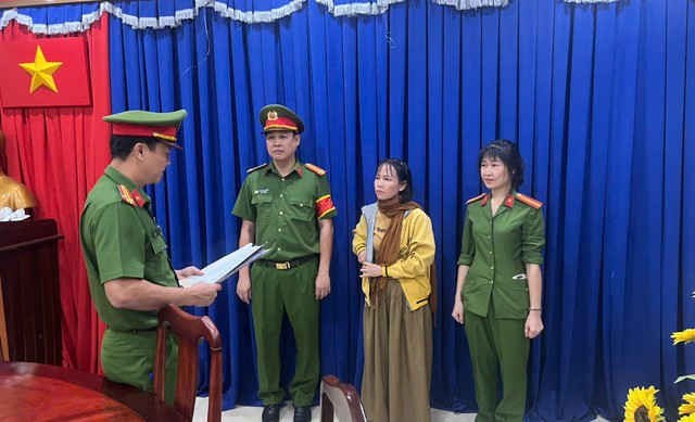 Thi h&agrave;nh lệnh bắt tạm giam người phụ nữ bu&ocirc;n b&aacute;n quần &aacute;o Trịnh Thị H&oacute;a- Ảnh 1.