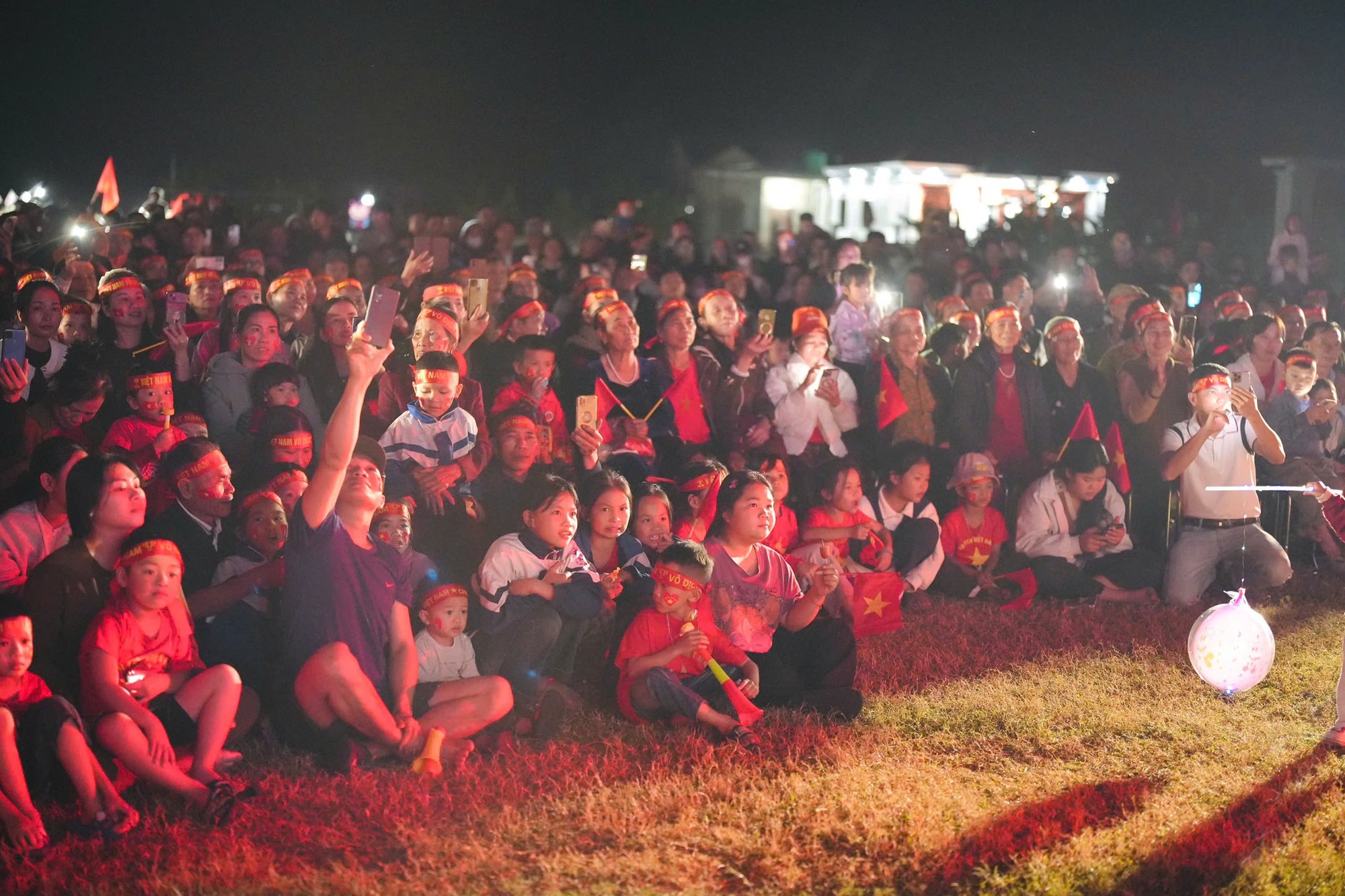 Ấm lòng: Bà con quê Đình Bắc không quay lưng, còn thuê màn LED “khủng” cổ vũ U23 Việt Nam tranh hạng 3 châu Á- Ảnh 8. Ấm lòng: Bà con quê Đình Bắc không quay lưng, còn thuê màn LED “khủng” cổ vũ U23 Việt Nam tranh hạng 3 châu Á- Ảnh 8.