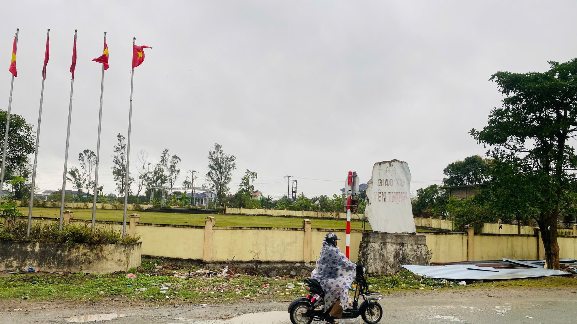 Ấm lòng: Bà con quê Đình Bắc không quay lưng, còn thuê màn LED “khủng” cổ vũ U23 Việt Nam tranh hạng 3 châu Á- Ảnh 1. Ấm lòng: Bà con quê Đình Bắc không quay lưng, còn thuê màn LED “khủng” cổ vũ U23 Việt Nam tranh hạng 3 châu Á- Ảnh 1.
