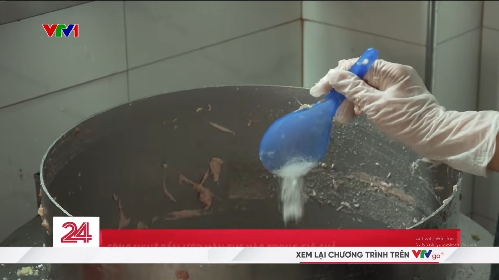 R&ugrave;ng m&igrave;nh lời khai của chủ cơ sở gi&ograve; chả tr&ecirc;n phố cổ H&agrave; Nội d&ugrave;ng chất cấm: Cho "t&iacute; ti" th&ocirc;i, 10kg thịt chỉ cho nửa th&igrave;a h&agrave;n the- Ảnh 4.