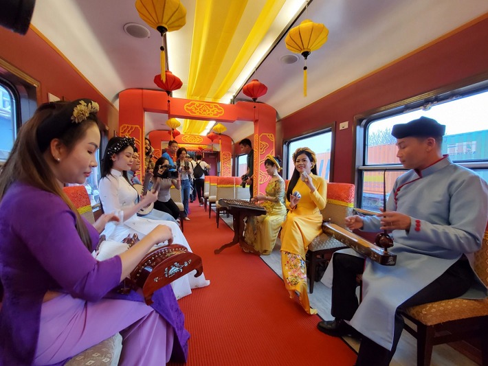 Người d&acirc;n bất ngờ đổ x&ocirc; trải nghiệm đo&agrave;n t&agrave;u 5 sao đẳng cấp với gi&aacute; chỉ 150.000 đồng- Ảnh 2.