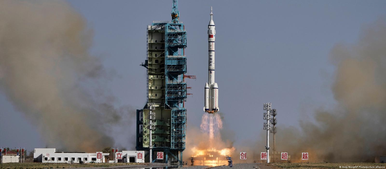 Si&ecirc;u phẩm của Trung Quốc đ&aacute;p mặt đất, mang về một "b&aacute;u vật" v&agrave; cả tin xấu khiến c&aacute;c chuy&ecirc;n gia hoảng sợ- Ảnh 2.