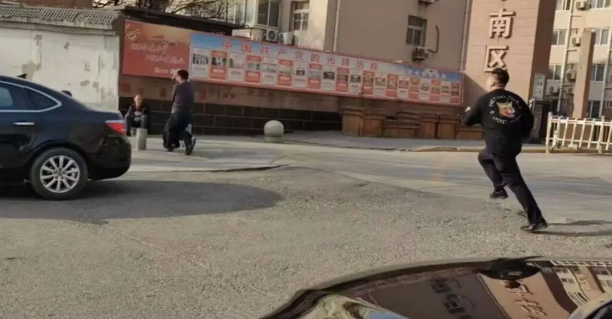 Người phụ nữ bị &ldquo;lừa đảo v&agrave;ng&rdquo; kiểu mới, tự tay cầm thỏi v&agrave;ng nửa c&acirc;n trị gi&aacute; gần 2 ỉ giao cho tội phạm- Ảnh 1.