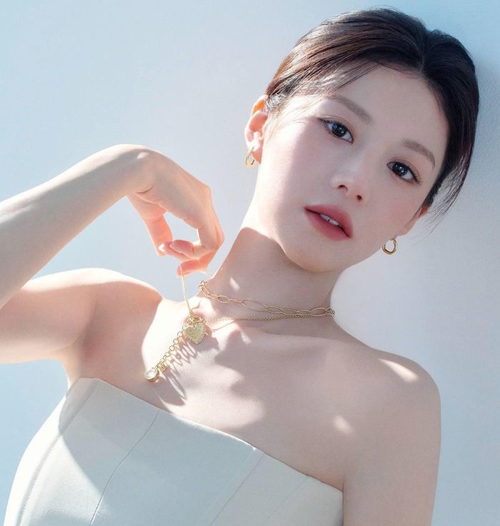 Ngắm trọn visual kh&ocirc;ng g&oacute;c chết của gương mặt "tỷ lệ kim cương" khiến 13 quốc gia m&ecirc; mẩn tr&ecirc;n Netflix- Ảnh 6.