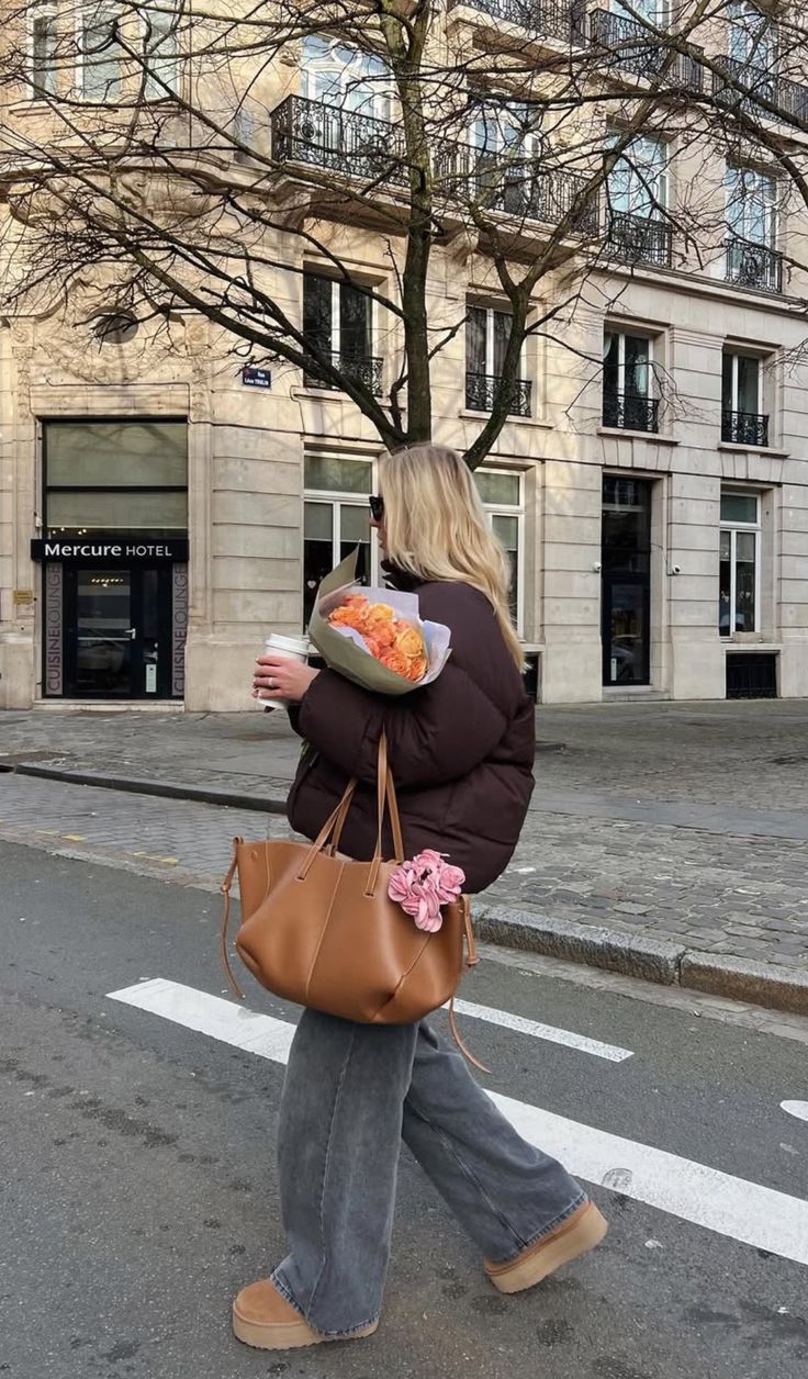 Pol&egrave;ne sắp tăng gi&aacute;, d&acirc;n t&igrave;nh xếp h&agrave;ng d&agrave;i tranh thủ mua gom- Ảnh 2.