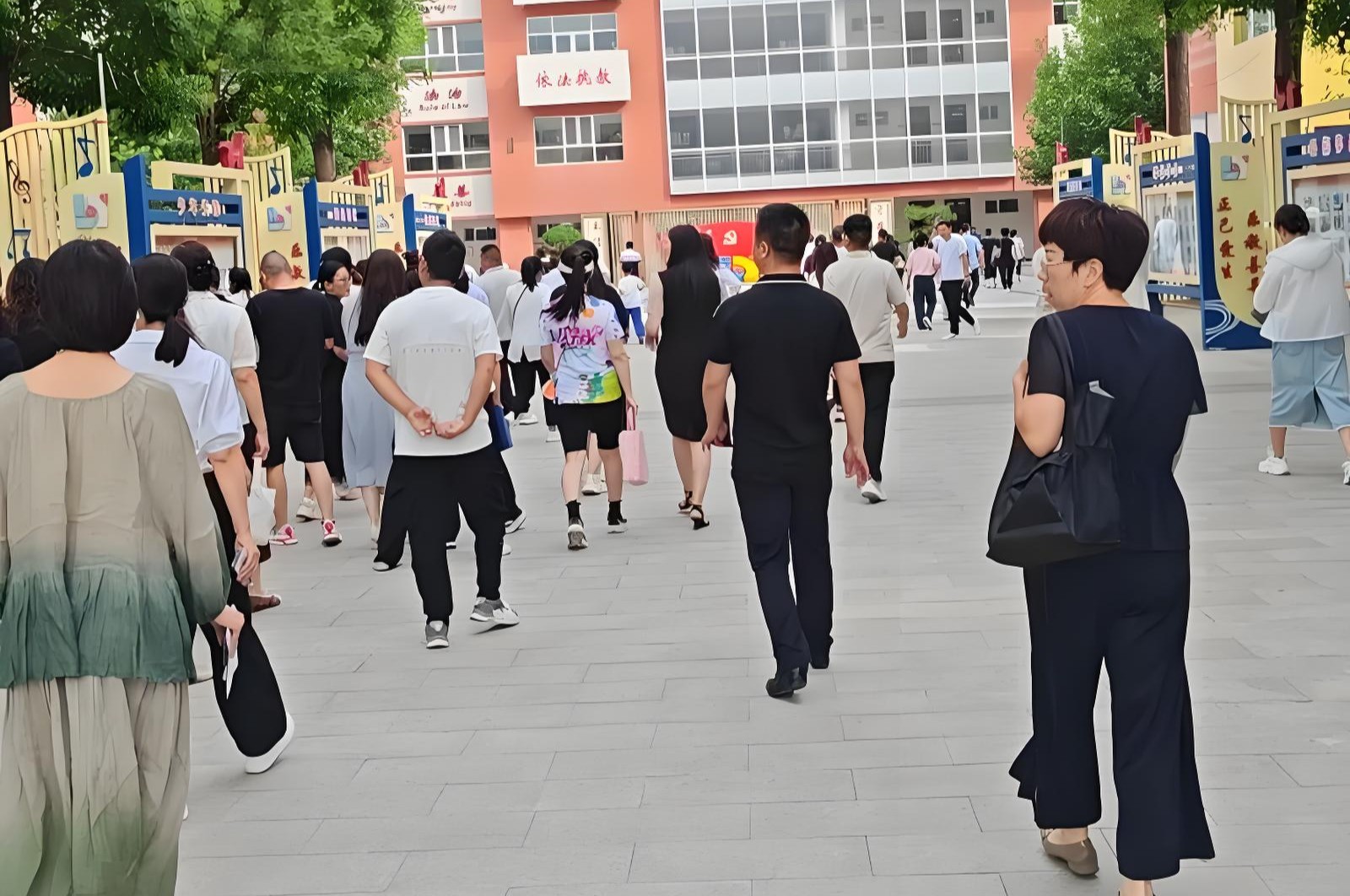 3 điều cha mẹ EQ thấp thường l&agrave;m khi đi họp phụ huynh- Ảnh 2.