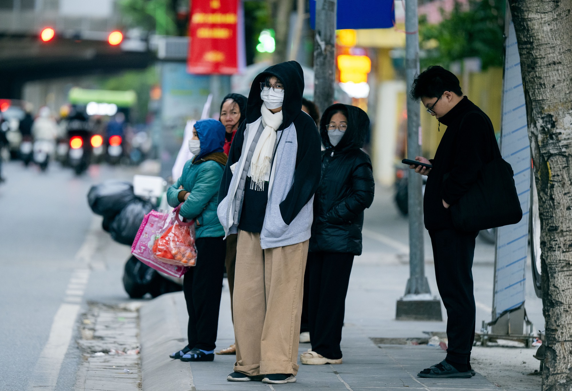 Ảnh, clip: H&agrave; Nội ch&igrave;m trong những ng&agrave;y gi&aacute; r&eacute;t nhất từ đầu Đ&ocirc;ng- Ảnh 8.