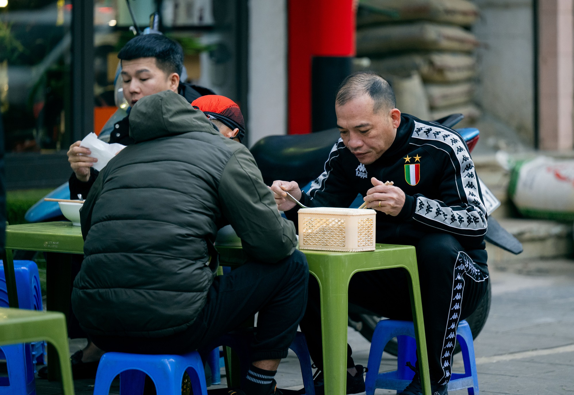 Ảnh, clip: H&agrave; Nội ch&igrave;m trong những ng&agrave;y gi&aacute; r&eacute;t nhất từ đầu Đ&ocirc;ng- Ảnh 11.
