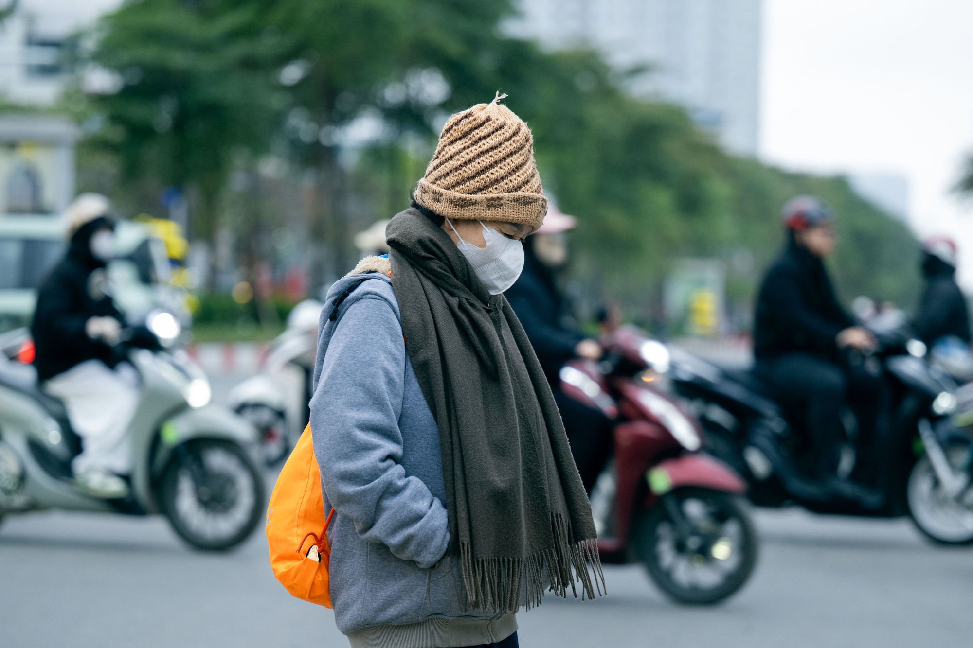 Ảnh, clip: H&agrave; Nội ch&igrave;m trong những ng&agrave;y gi&aacute; r&eacute;t nhất từ đầu Đ&ocirc;ng- Ảnh 12.