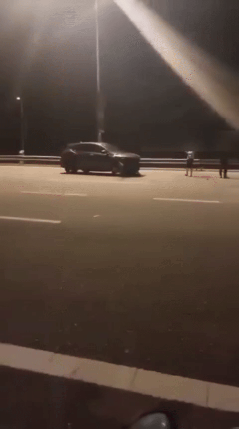 Đang đứng ở lề đường, 3 người gặp nạn thương tâm, video hiện trường khiến ai cũng phải bàng hoàng- Ảnh 1. Đang đứng ở lề đường, 3 người gặp nạn thương tâm, video hiện trường khiến ai cũng phải bàng hoàng- Ảnh 1.