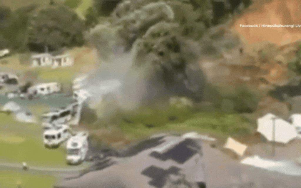 Kinh ho&agrave;ng khoảnh khắc khối đất đ&aacute; đổ ập xuống khu cắm trại nổi tiếng, nhiều người được b&aacute;o c&aacute;o mất t&iacute;ch, tiếng la h&eacute;t cầu cứu tuyệt vọng từ khu nh&agrave; vệ sinh- Ảnh 1.