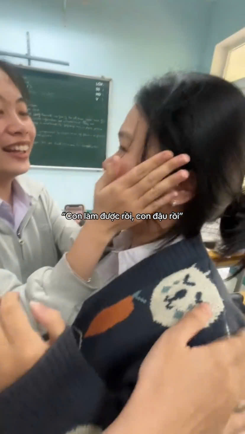 "Con l&agrave;m được rồi" - Khoảnh khắc một nữ sinh bật kh&oacute;c khiến trăm ngh&igrave;n người vỡ &ograve;a theo- Ảnh 2.