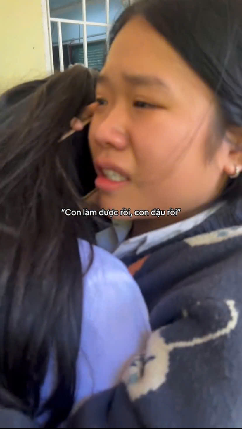 "Con l&agrave;m được rồi" - Khoảnh khắc một nữ sinh bật kh&oacute;c khiến trăm ngh&igrave;n người vỡ &ograve;a theo- Ảnh 1.