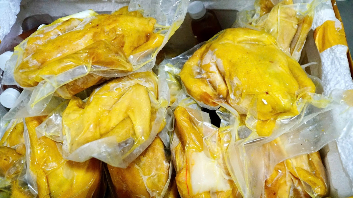 N&Oacute;NG: Ph&aacute;t hiện, ti&ecirc;u hủy hơn 300 t&uacute;i ch&acirc;n g&agrave; r&uacute;t xương, 100 t&uacute;i g&agrave; ủ muối &ldquo;tr&ocirc;i nổi&rdquo; su&yacute;t l&ecirc;n b&agrave;n ăn!- Ảnh 2.