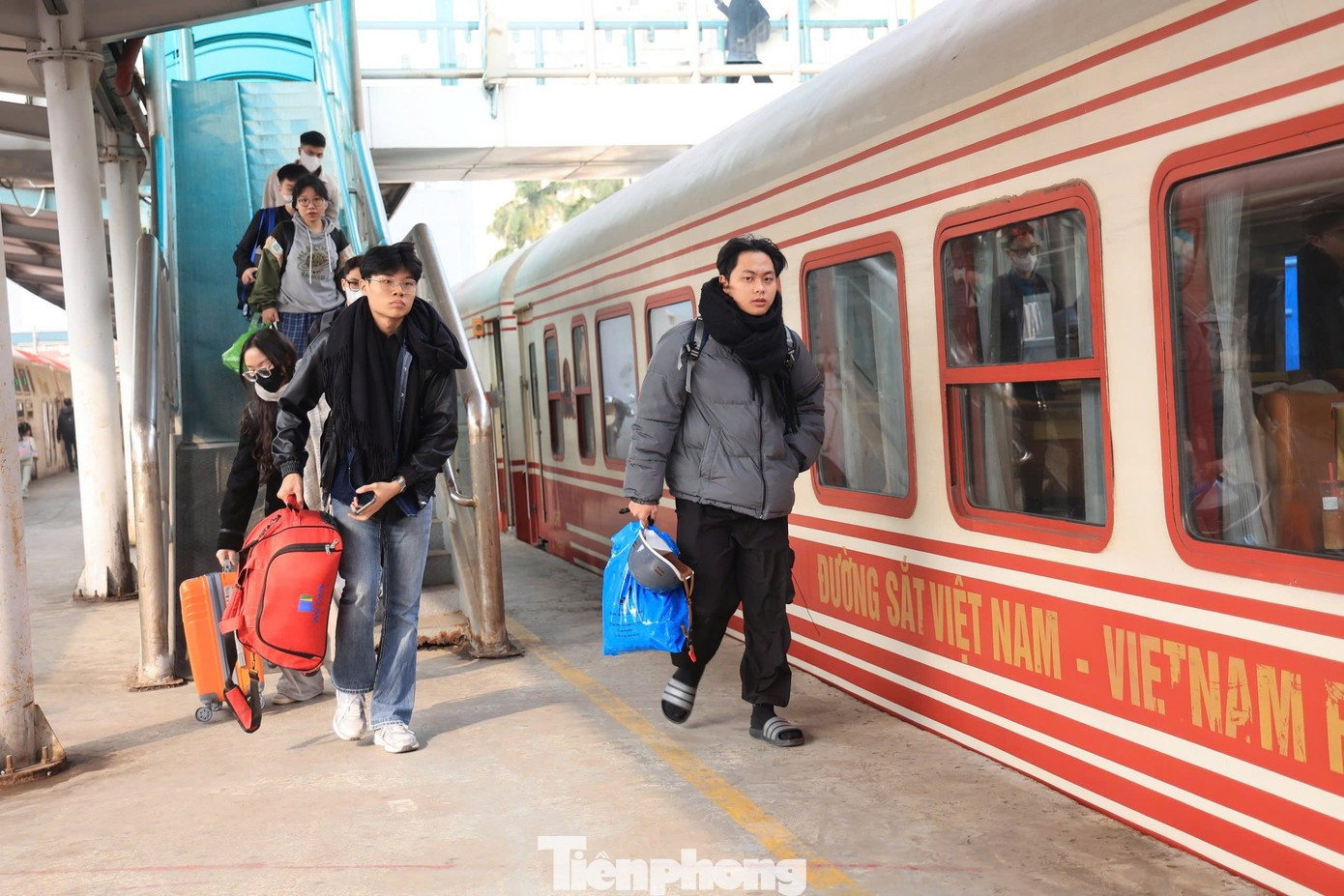 T&agrave;u Tết hết chỗ ng&agrave;y cao điểm- Ảnh 2.