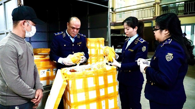 N&Oacute;NG: Ph&aacute;t hiện, ti&ecirc;u hủy hơn 300 t&uacute;i ch&acirc;n g&agrave; r&uacute;t xương, 100 t&uacute;i g&agrave; ủ muối &ldquo;tr&ocirc;i nổi&rdquo; su&yacute;t l&ecirc;n b&agrave;n ăn!- Ảnh 1.