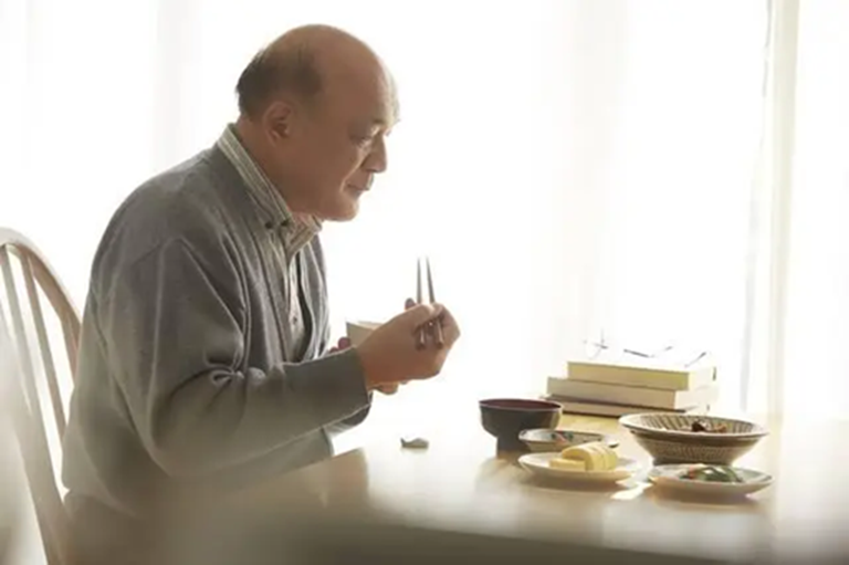 Khảo s&aacute;t 1.000 người sống thọ tr&ecirc;n 100 tuổi h&eacute; lộ: Điểm chung của người trường thọ kh&ocirc;ng nằm ở việc tập thể dục, m&agrave; l&agrave; 5 điều n&agrave;y- Ảnh 3.