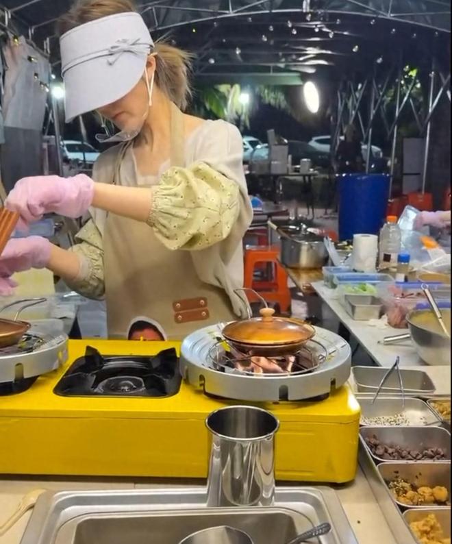 Triệu Lộ Tư đổi nghề đi b&aacute;n h&agrave;ng rong?- Ảnh 1.