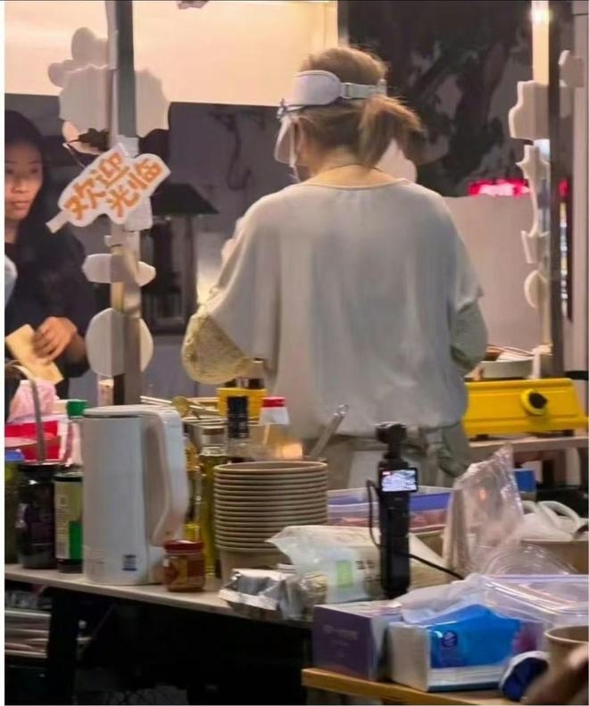 Triệu Lộ Tư đổi nghề đi b&aacute;n h&agrave;ng rong?- Ảnh 2.