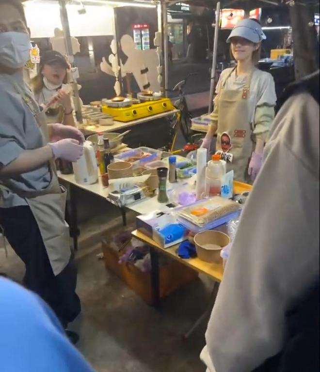 Triệu Lộ Tư đổi nghề đi b&aacute;n h&agrave;ng rong?- Ảnh 4.