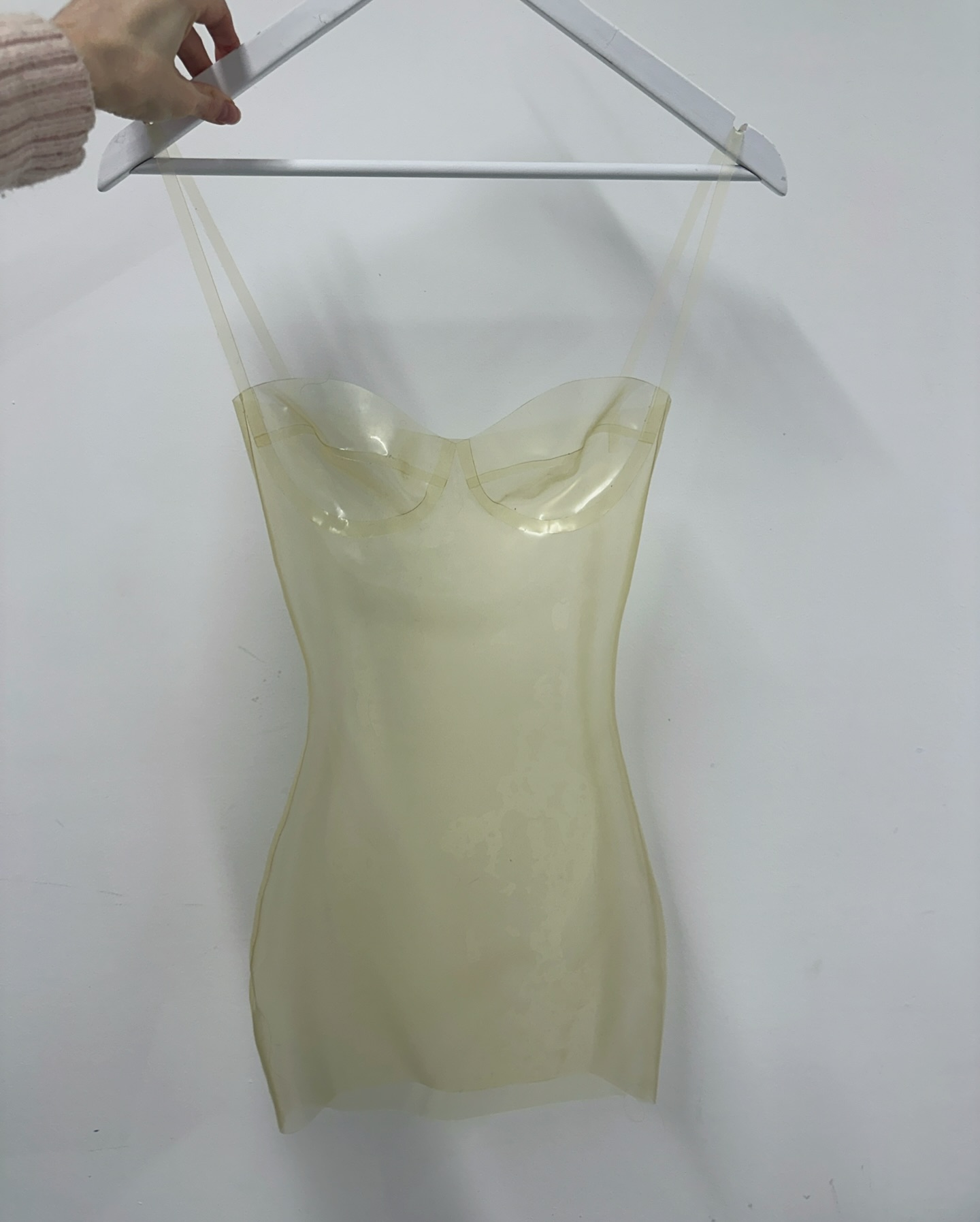 Thế giới ơi! Váy cưới trong veo hoá ra là mơ ước của nhiều người?- Ảnh 4. Thế giới ơi! Váy cưới trong veo hoá ra là mơ ước của nhiều người?- Ảnh 4.