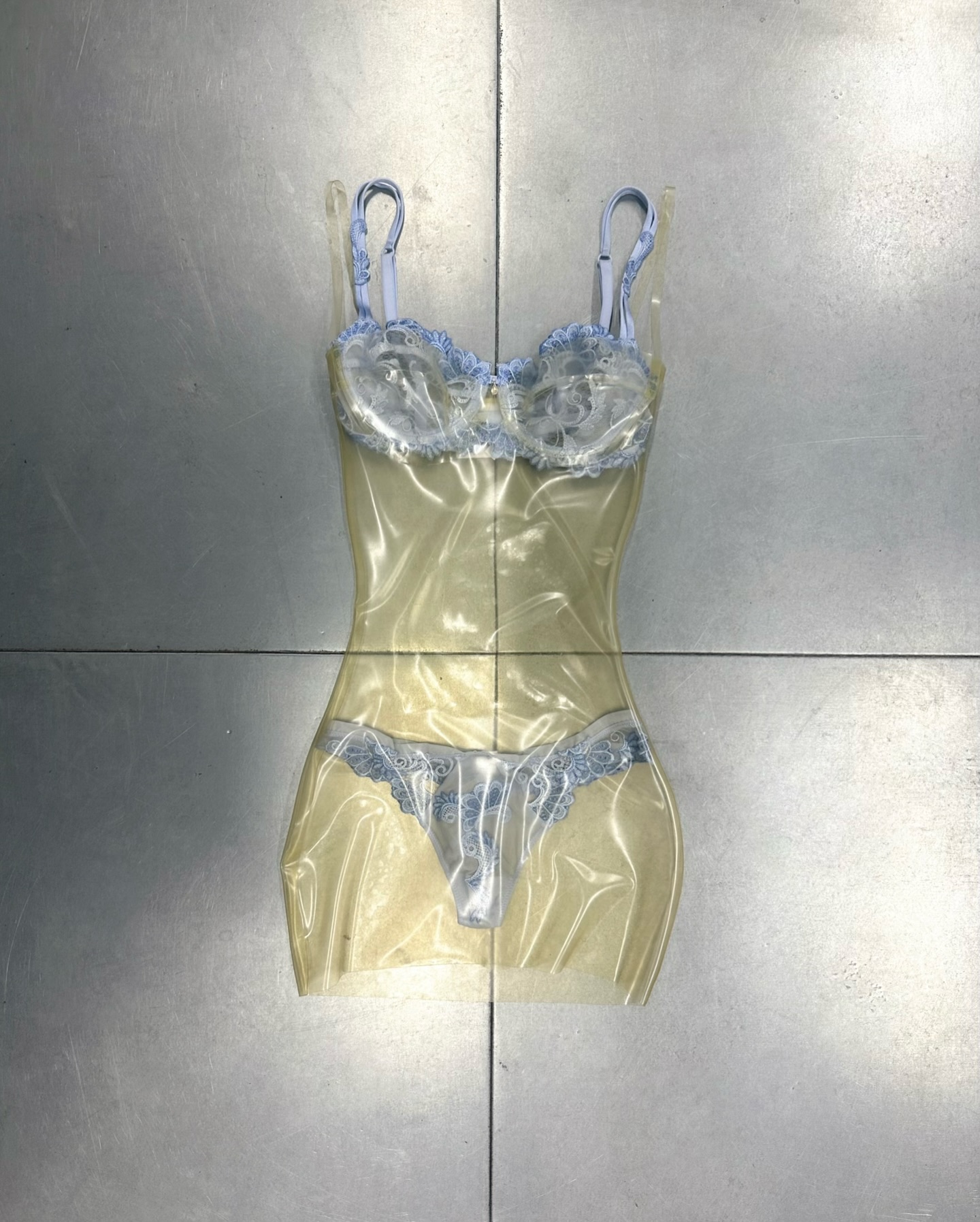 Thế giới ơi! Váy cưới trong veo hoá ra là mơ ước của nhiều người?- Ảnh 5. Thế giới ơi! Váy cưới trong veo hoá ra là mơ ước của nhiều người?- Ảnh 5.