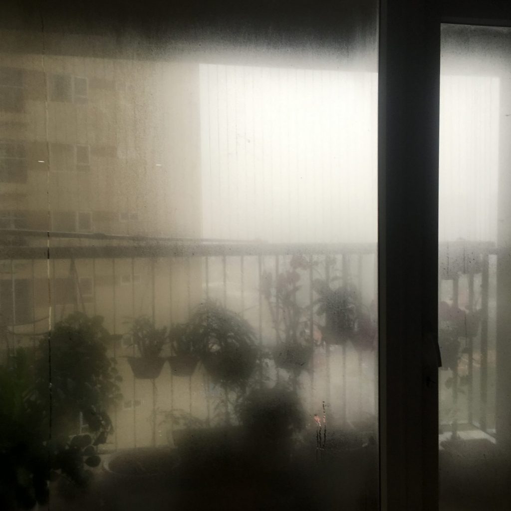 7 dấu hiệu cho thấy ng&ocirc;i nh&agrave; nặng t&agrave; kh&iacute;, c&agrave;ng sống c&agrave;ng mệt mỏi- Ảnh 2.