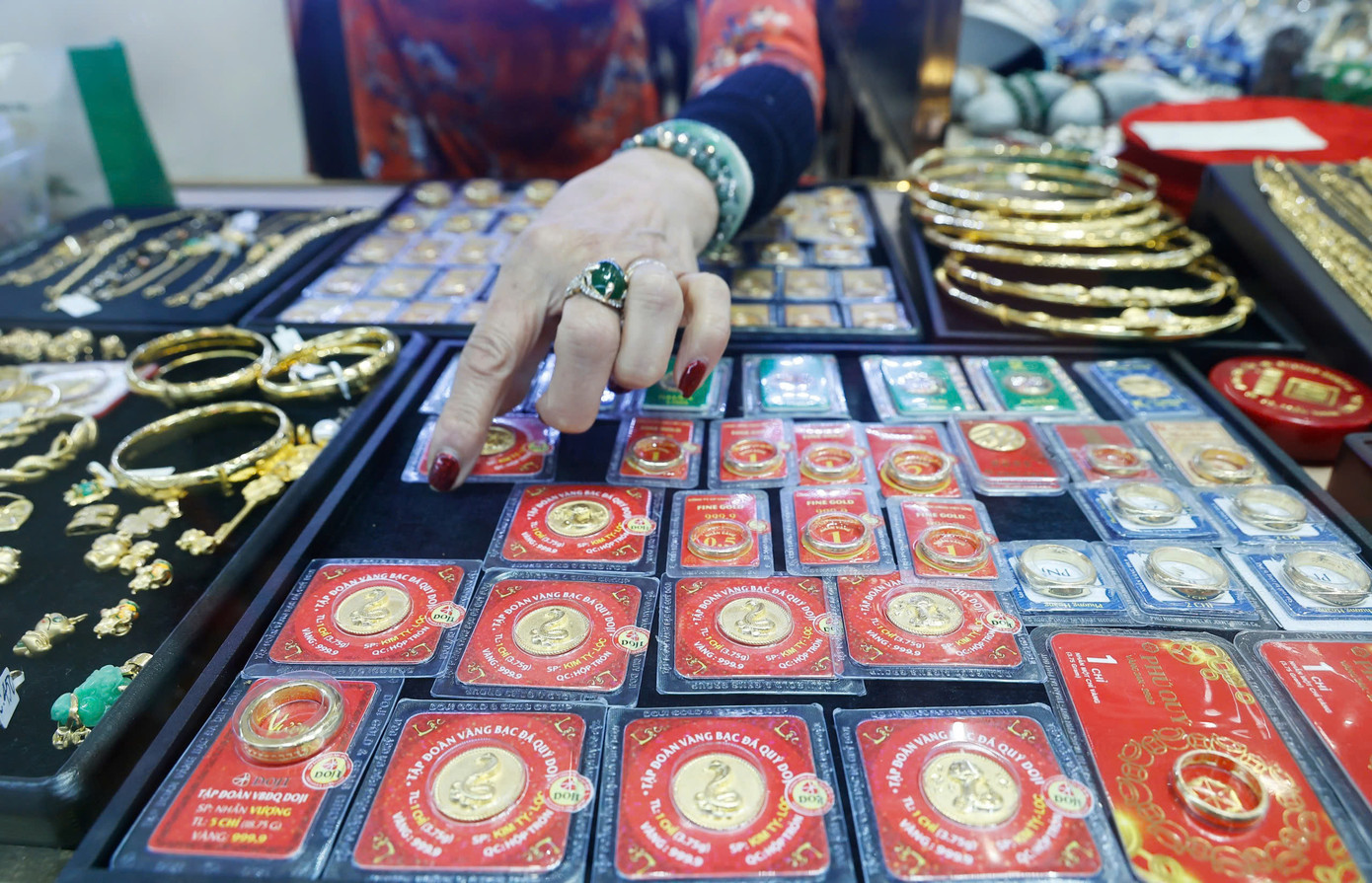 Gi&aacute; v&agrave;ng cao ch&oacute;t v&oacute;t- Ảnh 1.