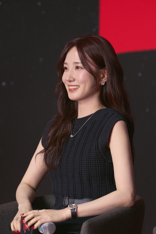 Khung hình gây bấn loạn nhất ngày: Son Ye Jin bị “mỹ nhân đổi đời nhờ áo dài Việt” áp đảo?- Ảnh 4. Khung hình gây bấn loạn nhất ngày: Son Ye Jin bị “mỹ nhân đổi đời nhờ áo dài Việt” áp đảo?- Ảnh 4.