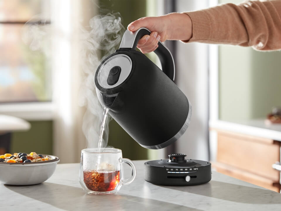 Pha trà bằng ấm siêu tốc hay lò vi sóng ngon hơn? Câu trả lời gây bất ngờ- Ảnh 1. Pha trà bằng ấm siêu tốc hay lò vi sóng ngon hơn? Câu trả lời gây bất ngờ- Ảnh 1.