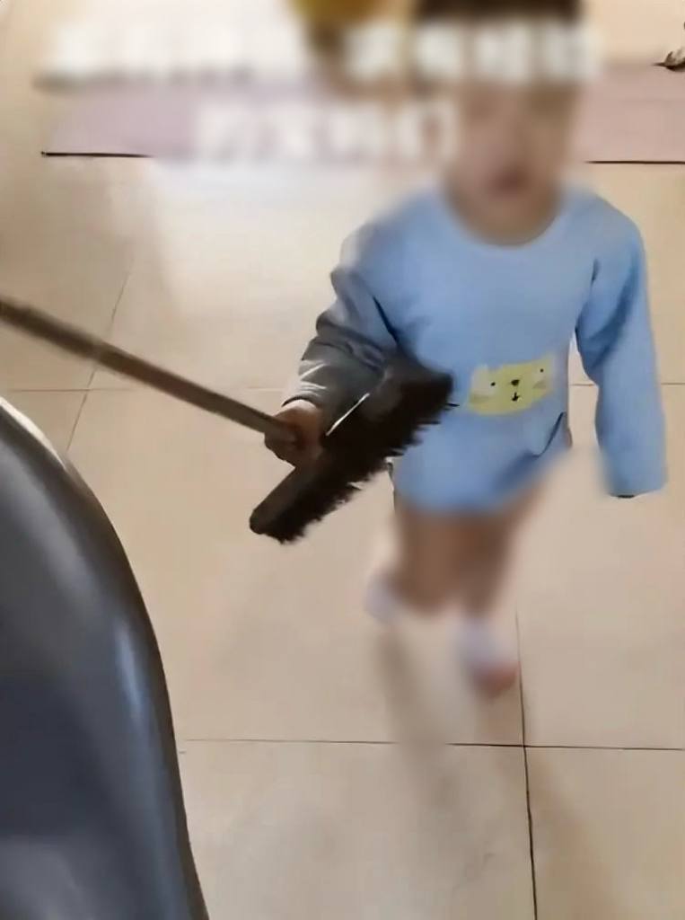 Kh&ocirc;ng ngờ một đứa trẻ 2 tuổi lại l&agrave;m điều n&agrave;y với mẹ m&igrave;nh!- Ảnh 2.