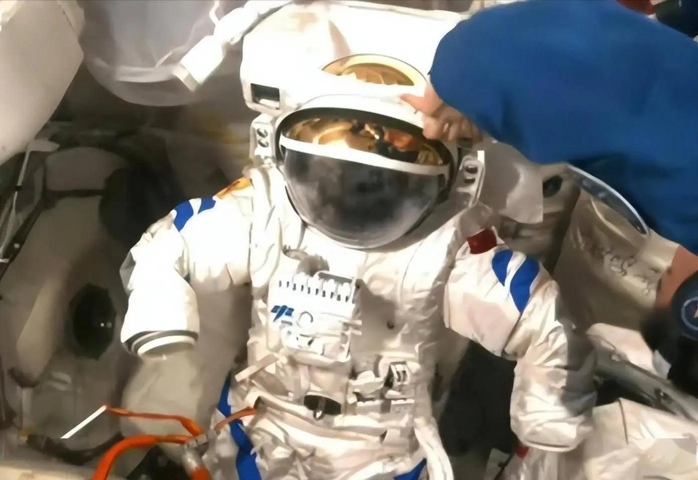 Siêu phẩm của Trung Quốc đáp mặt đất, mang về một “báu vật” và cả tin xấu khiến các chuyên gia hoảng sợ