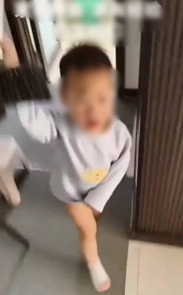 Kh&ocirc;ng ngờ một đứa trẻ 2 tuổi lại l&agrave;m điều n&agrave;y với mẹ m&igrave;nh!- Ảnh 1.