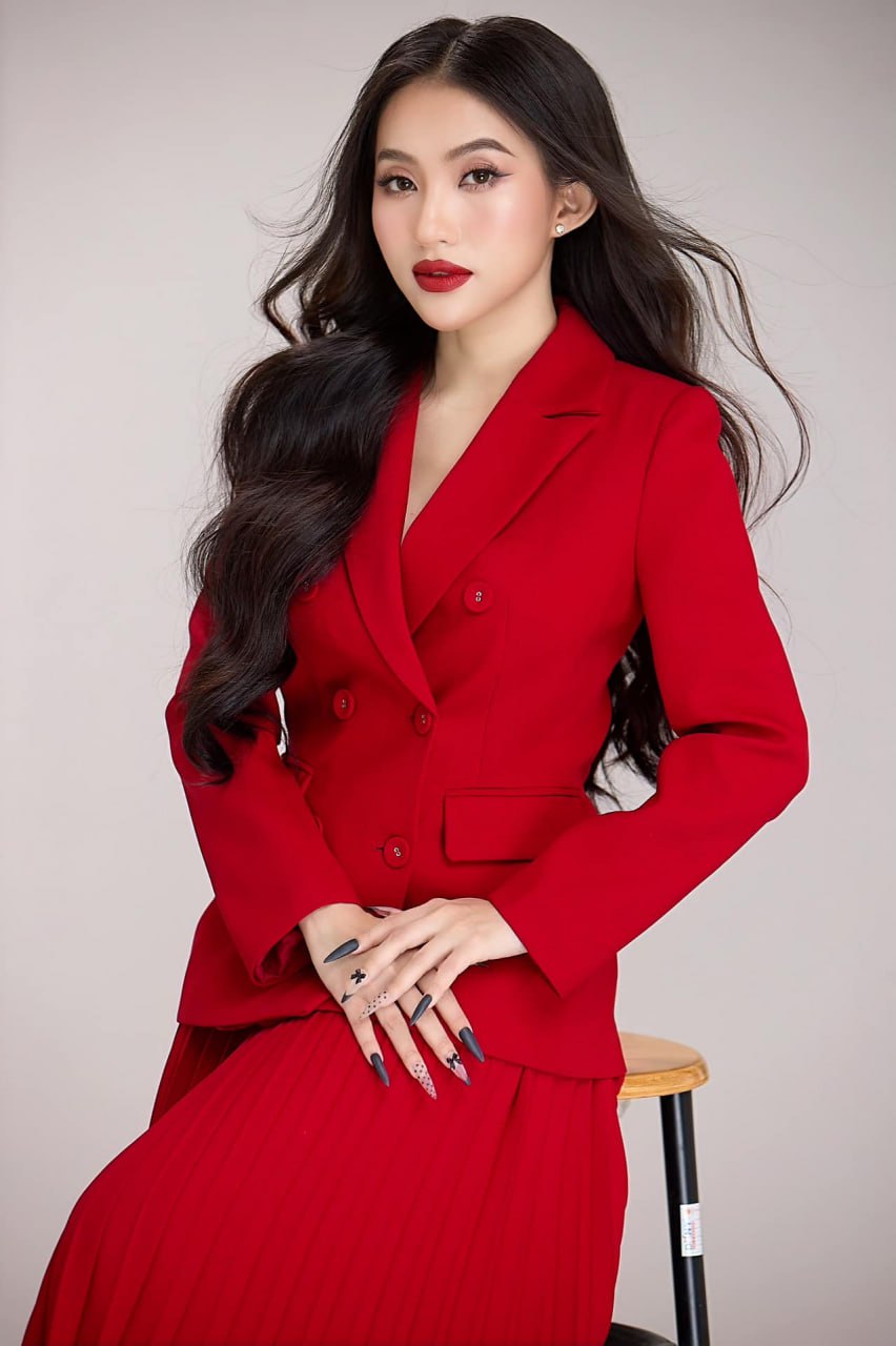 C&ocirc; g&aacute;i &ldquo;cưới chồng 3 miền&rdquo; khiến cộng đồng mạng c&atilde;i nhau ỏm tỏi v&igrave; h&aacute;t kh&ocirc;ng hay bằng c&ocirc; gi&aacute;o- Ảnh 1.