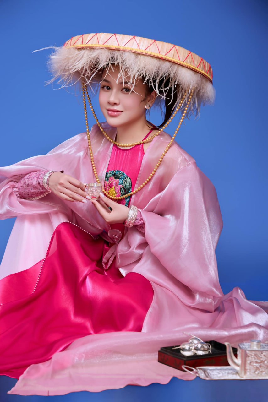 C&ocirc; g&aacute;i &ldquo;cưới chồng 3 miền&rdquo; khiến cộng đồng mạng c&atilde;i nhau ỏm tỏi v&igrave; h&aacute;t kh&ocirc;ng hay bằng c&ocirc; gi&aacute;o- Ảnh 3.