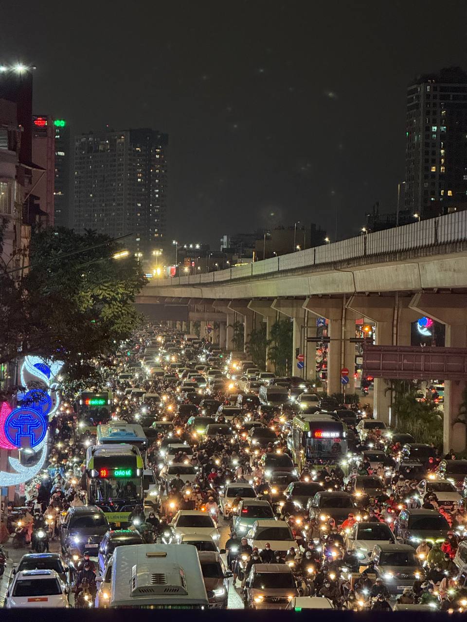 Giờ tan tầm ngày rét buốt: Hà Nội tắc cứng, các ứng dụng gọi xe gần như "tê liệt"- Ảnh 1. Giờ tan tầm ngày rét buốt: Hà Nội tắc cứng, các ứng dụng gọi xe gần như "tê liệt"- Ảnh 1.