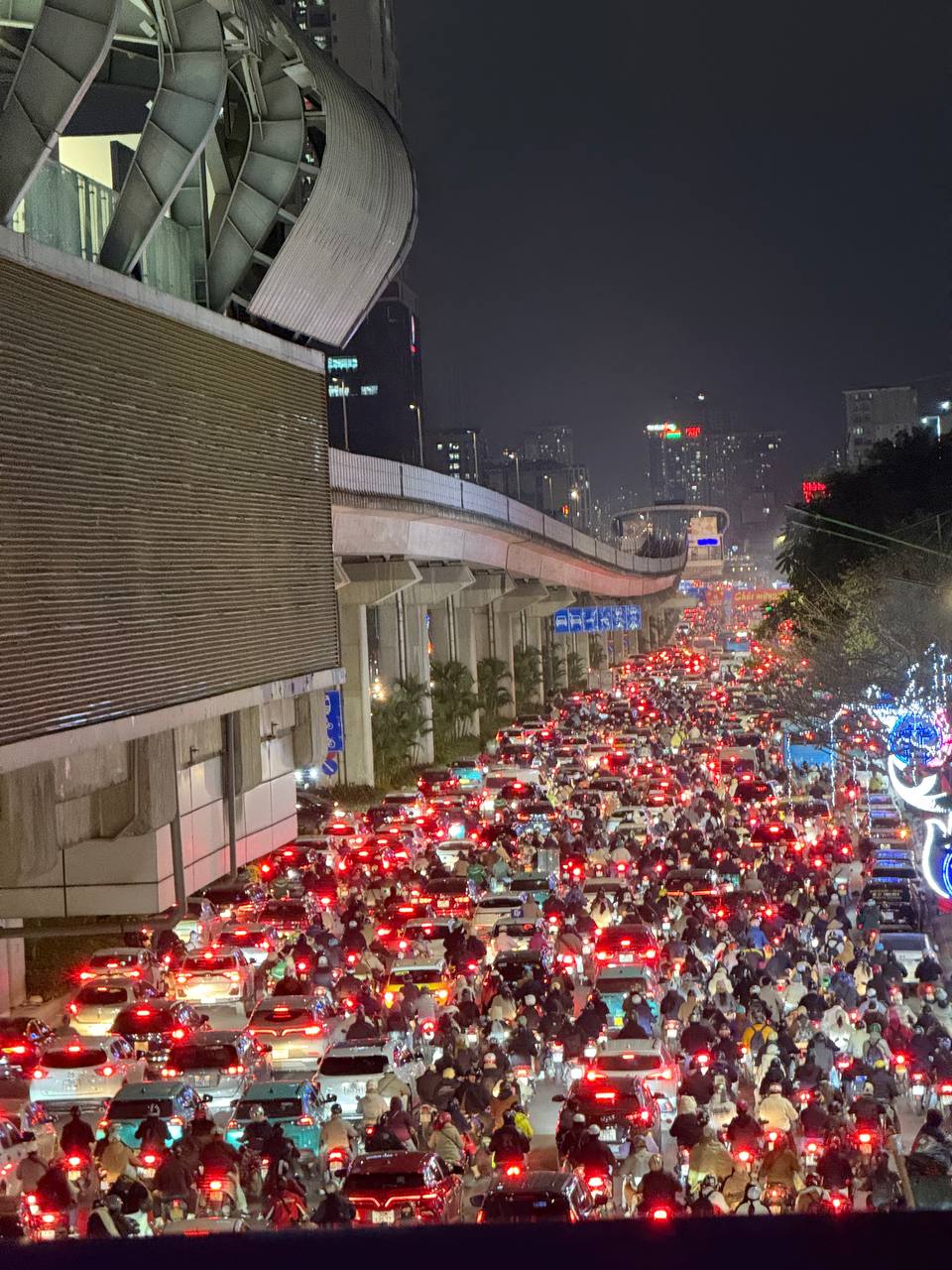 Giờ tan tầm ngày rét buốt: Hà Nội tắc cứng, các ứng dụng gọi xe gần như "tê liệt"- Ảnh 2. Giờ tan tầm ngày rét buốt: Hà Nội tắc cứng, các ứng dụng gọi xe gần như "tê liệt"- Ảnh 2.