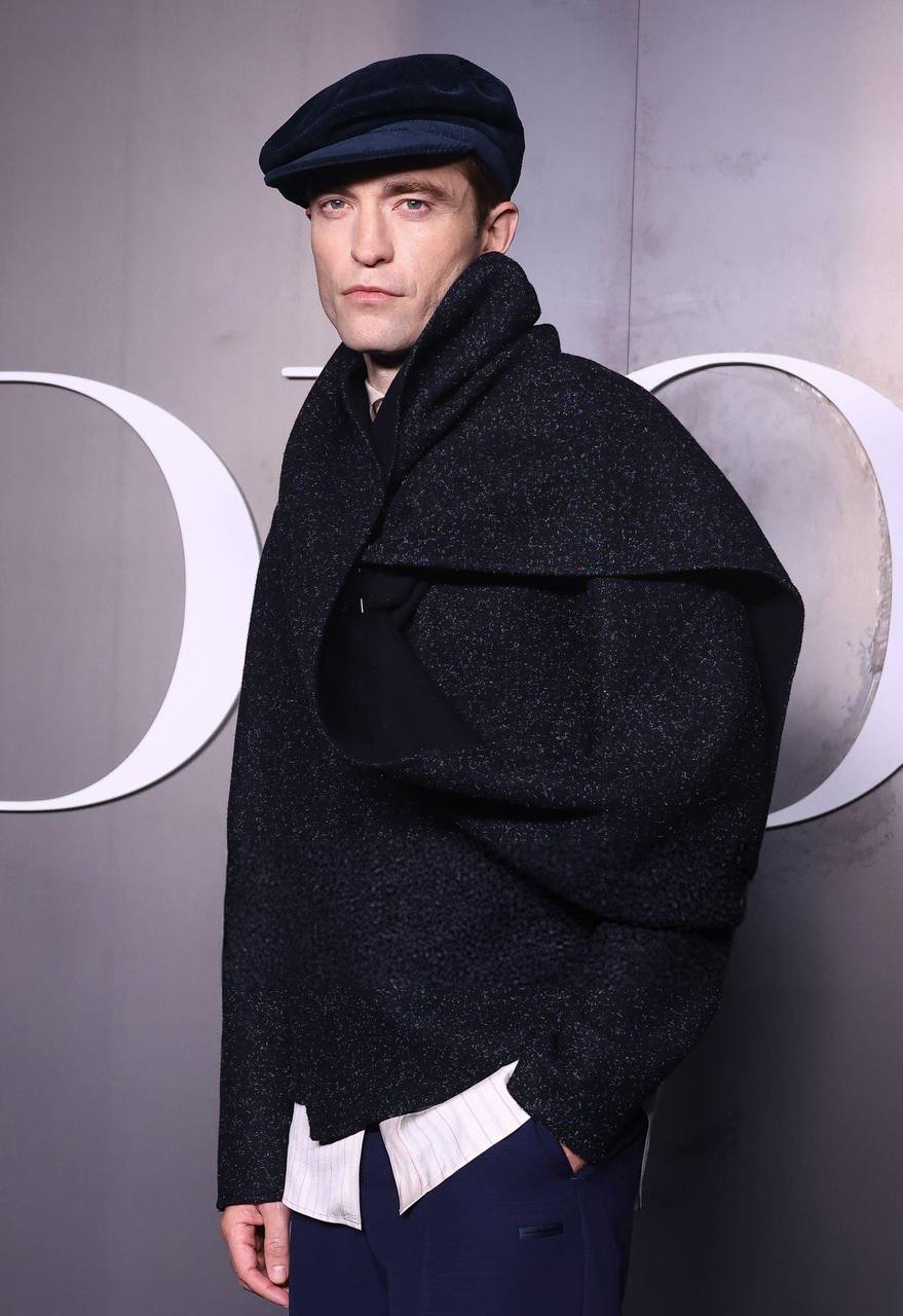 Tài tử đẹp trai nhất thế giới trông như vô gia cư tại show Dior- Ảnh 8. Tài tử đẹp trai nhất thế giới trông như vô gia cư tại show Dior- Ảnh 8.