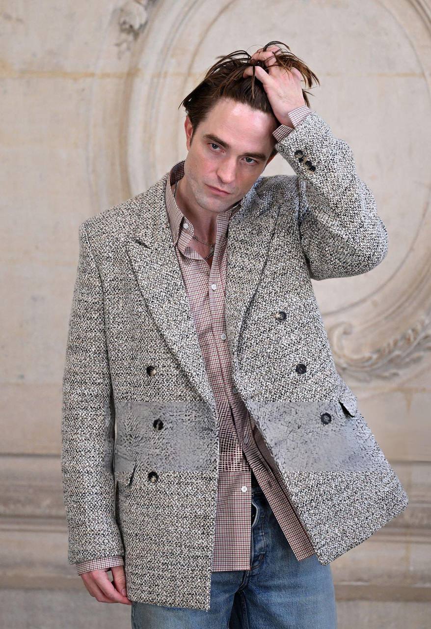 Tài tử đẹp trai nhất thế giới trông như vô gia cư tại show Dior- Ảnh 4. Tài tử đẹp trai nhất thế giới trông như vô gia cư tại show Dior- Ảnh 4.