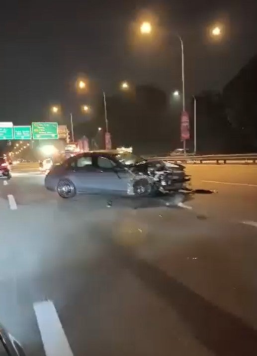 Đang đứng ở lề đường, 3 người gặp nạn thương tâm, video hiện trường khiến ai cũng phải bàng hoàng- Ảnh 2. Đang đứng ở lề đường, 3 người gặp nạn thương tâm, video hiện trường khiến ai cũng phải bàng hoàng- Ảnh 2.