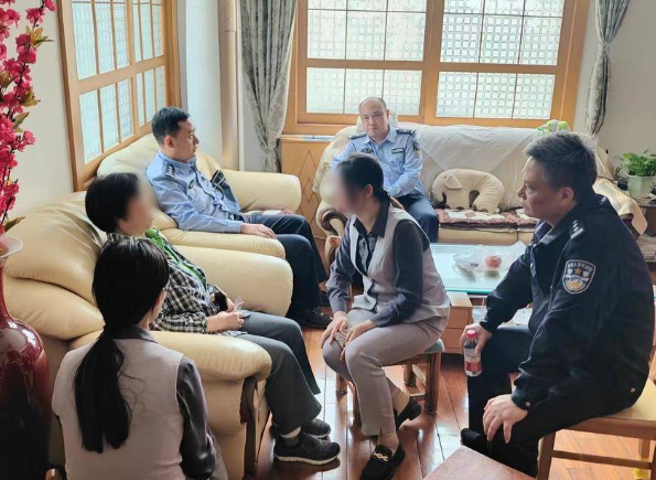 Ph&aacute;t hiện kh&aacute;ch đặt 4 lệnh mua v&agrave;ng với gi&aacute; hơn 3,6 tỷ đồng, c&ocirc;ng an lập tức đến ng&acirc;n h&agrave;ng x&aacute;c minh, c&ograve;n y&ecirc;u cầu đơn vị chuyển ph&aacute;t đổi địa chỉ giao h&agrave;ng- Ảnh 1.